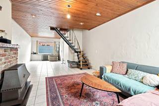 <span>Op zoek naar een renovatieproject op een toplocatie te Sint-Michiels? Zoek dan niet verder, want deze ruime en lichtrijke woning biedt ontzettend veel potentieel.</span><br /><br /><span>Laat je niet afschrikken door het EPC F, want het energieprestatiecertificaat dateert nog van voor de volledige vernieuwing van het dak! Ook de elektriciteit is conform.</span><br /><br /><span>De woning heeft een inkomhal, een lichtrijke leefruimte, een gesloten keuken met veranda en aanpalend de badkamer (met toilet). Naast de woning is er een doorgang naar de tuin, waar er bovendien een tuinberging aanwezig is.</span><br /><br /><span>Op de eerste verdieping bevinden zich 2 grote slaapkamers en de zolderruimte werd doorgedreven geïsoleerd en voorzien van 2 nieuwe veluxramen, klaar voor een 3e (en eventueel 4e) slaapkamer.</span><br /><br /><span>Opgelet, er rust een renovatieplicht op de woning sedert 2023, maar de vergunning om de woning te renoveren is in 2026 goedgekeurd, dus de werken om de woning naar een label D te brengen kunnen onmiddellijk van start gaan.</span><br /><br /><span>Interesse in deze woning op een topligging vlakbij het station, winkels, centrum Brugge en scholen, aarzel dan niet om Els van Immo de Stoute te contacteren!</span>