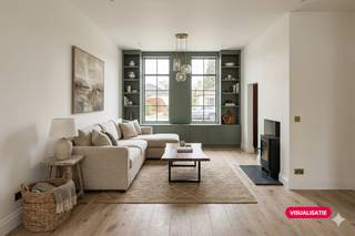 Vous recherchez une maison avec du caractère et du potentiel ? Cette charmante maison à vendre à Tiegem (Anzegem) offre la combinaison parfaite d'espace, de paix et d'un excellent emplacement. Situé sur un terrain spacieux de 971 m², vous pourrez profiter d'une merveilleuse atmosphère rurale sans sacrifier l'accessibilité.La maison dispose également de trois chambres spacieuses et d'un espace de vie spacieux et lumineux qui vous donne immédiatement l'impression de rentrer chez vous. La cuisine ouverte constitue le cœur de la maison et se connecte parfaitement au jardin orienté au sud, idéal pour ceux qui aiment le soleil et la vie en plein air.La maison est en cours de finition.MISE EN PAGERez-de-chaussée : hall d'entrée, toilettes invités, salon spacieux avec cuisine ouverte (appareils AEG : lave-vaisselle, réfrigérateur, micro, four), cave, grand jardin avec vue sur la campagnePremier étage : chambre 1, chambre 2, salle de bain (double vasque et douche à l'italienne), toilettesDeuxième étage : chambre 3GÉNÉRAL- Livraison : par acte- EPC favorable (B)- Près des routes d'accès- Fenêtres à double vitrage- Chauffage central : gaz naturel (chauffage au sol)Si vous souhaitez prendre rendez-vous ou si vous souhaitez obtenir plus d'informations, veuillez contacter le responsable du dossier, Matisse Vandererven (056 605 605 - matisse.vandererven@dewaele.com)Registre des mesures: non