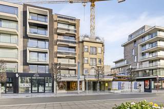 In het bruisende hart van Koksijde, pal in de iconische Zeelaan, bevindt zich dit uitzonderlijk handelspand en een ruim bovengelegen...