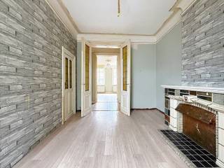 Achter de charmante gevel van deze woning, schuilt een mooi renovatieproject.De woning heeft heel veel potentieel, gezien de brede gevel en de diepte...
