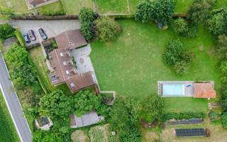 <p><span>Bent u op zoek naar een unieke eigendom waar rust, privacy en ruimte harmonieus samenkomen? Dan zal deze uitzonderlijke landelijke villa in het hart van het glooiende Waaslandse landschap u ongetwijfeld weten te bekoren.</span></p><p><span> </span></p><p><span>De villa ligt discreet verscholen op de tweede bouwlijn en wordt omringd door prachtige volwassen bomen. Ondanks de bijzonder rustige ligging bevindt de oprit van de E17 zich op slechts drie minuten, met vlotte verbindingen richting Gent, Antwerpen en Brussel.</span></p><p><span>Mogelijkheid tot aankoop van bijhorende weilanden (1,7ha) ideaal voor paardenliefhebbers of wie graag extra ruimte wilt.</span></p><p><span> </span></p><p><span>De belangrijkste troeven in een notendop:</span></p><ul><li><span>Exclusief domein op 4.027 m² met aangelegde tuin, zwembad en poolhouse.</span></li><li><span>Toplocatie: uiterst rustig gelegen en toch op slechts 3 minuten van de oprit van de E17, met een vlotte verbinding naar Gent, Antwerpen en Brussel.</span></li><li><span>Prachtige beplanting met waardevolle bomen en een sfeervolle vijver.</span></li><li><span>Zeer ruime villa met een bewoonbare oppervlakte van ca. 500 m².</span></li><li><span>6 slaapkamers en 2 badkamers.</span></li><li><span>Perfecte zuidwestoriëntatie </span></li><li><span>Mogelijkheid aankoop van extra weilanden (1,7ha)</span></li></ul><p><span> </span></p><p><span>Via de oprijlaan bereikt u deze karaktervolle villa, die in 1979 degelijk werd gebouwd en doorheen de jaren met zorg werd onderhouden, gemoderniseerd en energetisch geoptimaliseerd.</span></p><p><span> </span></p><p><span>Het gelijkvloers verwelkomt u met een royale inkomhal die toegang biedt tot de leefruimtes. De aparte keuken sluit naadloos aan op de eetplaats en de gezellige zithoek met open haard. Daarnaast is er een afzonderlijke bureauhoek voorzien. Via de grote raampartijen heeft u directe toegang tot het zonnige terras en prachtig zicht op groen, waar binnen en buiten moeiteloos in elkaar overvloeien. Verder beschikt deze verdieping over een praktische koele berging en drie garages.</span></p><p><span> </span></p><p><span>Op de eerste verdieping bevinden zich vier ruime slaapkamers en een grote polyvalente ruimte die zich perfect leent als royale master bedroom, praktijkruimte, aparte bureauruimte of conciërge-/nannyverblijf. Dankzij de mogelijkheid om een bijkomende trap met eigen toegang te voorzien, biedt deze ruimte tal van interessante invullingen.</span></p><p><span> </span></p><p><span>De tweede verdieping vervolledigt het geheel met nog twee bijkomende slaapkamers.</span></p><p><span> </span></p><p><span>Het uitgestrekte domein vormt zonder twijfel één van de absolute blikvangers van deze eigendom. De prachtige volwassen bomen creëren een uniek en groen kader, terwijl het vergunde zwembad met poolhouse uitnodigt om volop te genieten van het buitenleven. </span></p><p><span> </span></p><p><span>Dankzij de ideale zuidwestoriëntatie geniet u hier de hele dag van de zon.</span></p><p><span> </span></p><p><span>Doorheen de jaren werden verschillende energiebesparende investeringen uitgevoerd, waaronder spouw-, dak- en kelderisolatie alsook hoogrendementsbeglazing.</span></p><p><span> </span></p><p><span>Volgens de geldende verkavelingsvergunning beschikt de woning bovendien nog over bijkomende uitbreidingsmogelijkheden. </span></p><p><span> </span></p><p><span>Bent u klaar om het unieke karakter en de uitzonderlijke ligging van deze eigendom zelf te ontdekken? Neem dan vrijblijvend contact op voor een bezoek via <span>pieter@axellenaerts.be</span></span><span>.</span></p>