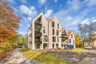 PRACHTIG INSTAPKLAAR NIEUWBOUWAPPARTEMENT MET AUTOSTAANPLAATS EN KELDERBERGING MIDDEN IN HARTJE LOMMEL, EEN AANGENAME LEEFRUIMTE MET OPEN KEUKEN...