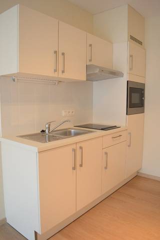 Deze serviceflat is de ideale oplossing voor senioren voor wie de eigen woning te groot geworden is, maar niet toe is aan de overstap naar een traditioneel rusthuis. In deze flat woont men volledig zelfstandig maar wordt de hulp aangepast naar de wensen van de bewoner.<br /><br />Het complex is gebouwd rondom een centrale cafetaria/ontmoetingsplaats met mooi aangelegde tuin, gebruik van kwalitatieve materialen en heel wat parkeermogelijkheid.<br /><br />Indeling als volgt:<br />De flat heeft een volledig ingerichte keuken, een berging, slaaphoek aan de leefruimte en badkamer met toilet en douche, CV op aardgas en een leuk zonneterras dat uitkijkt op een prachtige groene tuin.<br />Volledig instapklaar; voorzien van gordijnen, rails om kaders op te hangen, verlichting, etc.<br /><br />Assistentiebel/videofonie is aanwezig en mede de basisdienstverlening maar daarnaast ook heel wat extra optionele faciliteiten als maaltijdservice, schoonmaak, mogelijkheid tot boodschappendienst,… <br /><br />De eigenaar is bij aankoop van deze eigendom vrijgesteld van jaarlijkse onroerende voorheffing. Aankoop onder registratierecht (grondaandeel via erfpacht). <br /><br />Onze ref. DEV4102