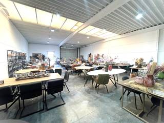 Op een vlot bereikbare locatie in Beveren-Leie bieden wij een ruim magazijn van 200 m² te huur aan. Ideaal voor stockage.<br />Kenmerken:<br />Oppervlakte: 200 m²<br />Beschikbaar: vanaf eind januari<br />Voorzieningen: water en toilet aanwezig<br />Goede bereikbaarheid en vlotte parkeer- en laadmogelijkheden<br />Dit magazijn is perfect voor zelfstandigen die nood hebben aan extra opslagruimte in een rustige maar strategische omgeving.<br />Interesse?<br />Neem gerust contact op voor meer informatie of een bezoek ter plaatse.<br />Vanaf 01/02/2026 komt er nog eentje te huur voor €595 met een oppervlakte van 100m²