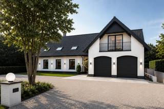 <p><strong>Exclusieve woning met meer dan 1.000 m² potentieel op een perceel van circa 5.900 m²</strong></p>
<p>In het groene buitengebied van Baarle-Hertog, op de grens van Nederland en België, ligt deze uitzonderlijke woning op een perceel van circa <strong>5.900 m²</strong>. Met een totale vloeroppervlakte van <strong>meer dan 1.230 m² na voltooiing van de uitbreiding</strong> biedt deze unieke eigendom een zeldzame combinatie van ruimte, privacy, architectuur en veelzijdigheid. Breda en Turnhout bevinden zich op korte afstand, waardoor u geniet van de rust van het buitengebied zonder in te leveren op bereikbaarheid.</p>
<p>De bestaande woning wordt momenteel uitgebreid met een indrukwekkende nieuwbouwvleugel. Deze uitbreiding omvat onder meer een volwaardige ondergrondse verdieping, waarbij reeds rekening is gehouden met de mogelijkheid tot plaatsing van een lift. Daarnaast beschikt de woning over meerdere bovengrondse garages én een ruime ondergrondse parkeergarage.</p>
<p>De architectuur kenmerkt zich door een doordacht samenspel van licht, ruimte en zichtlijnen. Grote glaspartijen, meerdere patio's en royale terrassen creëren een natuurlijke verbinding tussen de leefruimtes en de groene buitenomgeving. Het resultaat is een woning waarin binnen- en buitenleven op harmonieuze wijze samenkomen.</p>
<p>Dankzij de uitzonderlijke omvang en flexibele indeling biedt deze woning tal van mogelijkheden. Ze is uitermate geschikt voor een groot gezin, <strong>meergeneratiewonen</strong>, een zorgwoning of een combinatie van wonen en werken. Ook een <strong>bedrijf of praktijk aan huis</strong> behoort tot de vele mogelijkheden.</p>
<p>De nieuwbouw bevindt zich momenteel in de afwerkingsfase, terwijl de bestaande woning gerenoveerd en gemoderniseerd kan worden. Alle technische installaties werden inmiddels vervangen en aangepast tussen 2019-2025. Dit biedt de nieuwe eigenaar de unieke kans om de woning volledig af te werken volgens eigen smaak, woonwensen en kwaliteitsniveau.</p>
<p>Ook de buitenruimte biedt uitzonderlijk veel potentieel. In de tuin is een <strong>verwarmd zwembad in aanbouw</strong>, terwijl het royale perceel volop ruimte biedt voor sfeervolle terrassen, een poolhouse, wellnessvoorzieningen en een prachtig aangelegde tuin met optimale privacy.</p>
<p>Een woning van deze omvang en met deze mogelijkheden komt slechts zelden op de markt. De combinatie van een rustige, groene ligging, uitzonderlijke afmetingen en de vrijheid om de woning volledig naar eigen wens af te werken, maakt dit een unieke kans voor wie op zoek is naar een eigendom met karakter, ruimte en toekomst.</p>
<p><strong>Een woning als deze laat zich moeilijk in woorden vatten – dit is zonder twijfel een absolute <em>must see</em>.</strong></p>
<p><strong>Bent u benieuwd naar de vele mogelijkheden die deze bijzondere woning te bieden heeft? Neem gerust contact met ons op voor meer informatie of het plannen van een persoonlijke bezichtiging. Wij laten u deze unieke eigendom graag persoonlijk ervaren.</strong></p>