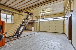 Dit ruime pand aan de Stepsstraat 2 in Gingelom biedt tal van mogelijkheden voor wie op zoek is naar een ruime woning. Met een bewoonbare oppervlakte van ongeveer 270 m² is dit een ideale gezinswoning, maar ook perfect geschikt voor wie een combinatie zoekt van wonen en werken, zoals een atelier, praktijk of werkruimte.<br /><br />Een groot pluspunt is de zeer ruime garage met elektrische sectionale poort, die niet alleen plaats biedt voor voertuigen, maar ook dienst kan doen als werk- of opslagruimte. Boven de garage bevindt zich een extra ruimte van ongeveer 45 m², die nog naar wens kan worden ingevuld. Achteraan de garage is er een aparte douchekamer.<br /><br />Op het gelijkvloers vinden we een aangename en ruime living met een aparte eetkamer en een functionele keuken. Op de verdieping zijn er drie grote slaapkamers voorhanden.<br /><br />De woning is voorzien van overal dubbele beglazing (hout + pvc), wordt verwarmd op mazout en er werd een waterontharder geïnstalleerd. De elektrische installatie is tevens volledig conform gekeurd.<br /><br />Buiten is er een volledig omheinde en onderhoudsvriendelijke tuin.<br /><br />Benieuwd naar deze woning en de vele mogelijkheden? Neem snel contact op voor een bezichtiging!