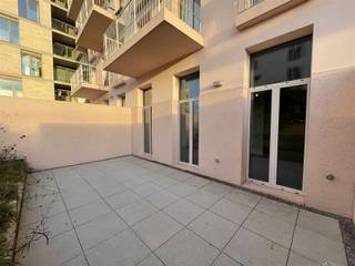 In de hippe buurt aan het kanaal een ruime studio van +/- 60 vierkante meter met mooie hoge plafonds en een uitzonderlijk groot terras van +/- 20 m2 Zuid-West georiënteerd. Volledig ingerichte keuken, met inductie kookplaat en combi-oven en afwasmachine. Mooie en ruime badkamer met douche. Aansluiting voorzien voor wasmachine en droogkast.
