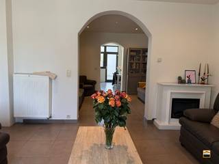 <p><span>Instapklare gerenoveerde stadswoning met 3 slaapkamers, 2 badkamers,<br />tuin en zonnepanelen</span><span><br /><br />Deze volledig gerenoveerde stadswoning biedt een perfecte combinatie van comfort, <br />ruimte en energiezuinig wonen, en is ideaal voor gezinnen of koppels die op zoek zijn <br />naar een instapklare woning in de stad.<br /><br />Bij het binnenkomen wordt u verwelkomd in een ruime en lichtrijke leefruimte met een <br />gezellig salon en een aansluitende eetkamer.<br /><br />Aansluitend bevindt zich de grote, volledig uitgeruste leefkeuken, die uitkijkt op <br />de zonnige tuin. De tuin is een echte troef en beschikt over een praktische tuinberging én <br />een achterpoortje dat toegang geeft tot een achterliggend steegje.<br /><br />Op de eerste verdieping vindt u twee volwaardige slaapkamers, waarvan één met een <br />ensuite badkamer. De tweede verdieping biedt een derde slaapkamer en een extra badkamer,<br />wat zorgt voor optimaal comfort en privacy. <br /><br />Verder beschikt de woning over een kelder, ideaal voor extra bergruimte.<br /><br />Extra troeven:</span></p><ul><li><span>Volledig gerenoveerde woning</span></li><li><span>EPC: C (geen renovatieplicht)</span></li><li><span>3 ruime slaapkamers</span></li><li><span>2 badkamers</span></li><li><span>Zonnige tuin met achteruitgang</span></li><li><span>Zonnepanelen (energiezuinig wonen)</span></li><li><span>Airconditioning aanwezig</span></li><li><span>Verwarming op gas</span></li><li><span>PVC ramen</span></li><li><span>Kelder aanwezig</span></li></ul><p><span><br />Kortom, een moderne en energiezuinige woning met alle comfort, gelegen op een <br />aantrekkelijke locatie.</span></p>