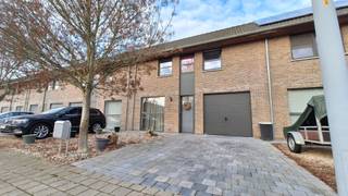 <strong>Instapklare, energiezuinige woning met topligging in Roeselare</strong><br /><br />Op zoek naar een recente woning die <strong>comfort, rust</strong> én een centrale ligging combineert?<br />Dan is deze <strong>instapklare woning </strong>in een <strong>doodlopende straat</strong>, vlak bij het centrum van Roeselare, precies wat u zoekt.<br /><br />De woning beschikt over een inkomhal met gastentoilet, een <strong>lichtrijke leefruimte met open keuken</strong> en een inpandige <strong>garage</strong>.<br />De praktische indeling en het hedendaags wooncomfort maken dit een aangename thuis voor elke levensfase.<br /><br />Op de verdieping bevinden zich <strong>drie volwaardige slaapkamers</strong>, een <strong>moderne badkame</strong>r met dubbel lavabomeubel, bad en douche, en een afzonderlijk toilet. Extra bergruimte is voorzien op de zolder.<br /><br />Buiten geniet u van een <strong>westelijk</strong> georiënteerde tuin met terras, perfect om ’s avonds te ontspannen in de zon.<br /><br />Deze woning is <strong>ideaal voor starters </strong>die zonder zorgen willen verhuizen, <strong>perfect voor gezinnen</strong> dankzij de rustige straat en functionele indeling, en zeer <strong>interessant voor investeerders</strong> door de vlotte verhuurbaarheid, e<strong>nergiezuinigheid en centrale ligging</strong> met blijvende vraag op de huurmarkt.<br />Een buitenkans voor wie <strong>comfortabel en zorgeloos</strong> wil wonen of investeren<br /><br />Neem contact voor vrijblijvend bezoek via 051 21 11 11 of matias@imfiro.be