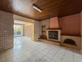 Ruime rijwoning met DIEPE TUIN EN OPRIT gelegen op VLOT BEREIKBARE LIGGING in Geraardsbergen. Deze gesloten bebouwing biedt een mooie...