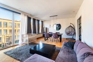 Dit instapklare appartement is gelegen op de tweede verdieping van een hoekpand aan de Arthur Matthyslaan 41, in een rustige maar centrale buurt op de grens van Deurne en Borgerhout. Dankzij de gunstige ligging woon je hier op wandelafstand van het groene Te Boelaarpark en de levendige Te Boekenberglei, met een ruim aanbod aan winkels, gezellige horecazaken en vlotte verbindingen met het openbaar vervoer. Het appartement maakt deel uit van een verzorgd gebouw en verkeert in een degelijke staat, met potentieel om naar eigen smaak lichtjes opgefrist te worden. Bij het betreden van het appartement springt meteen de ruime en lichtrijke leefruimte met aansluitend terras in het oog. Verder beschikt het appartement over twee volwaardige slaapkamers, betegelde badkamer, een afzonderlijk toilet en een ruime, uitgeruste keuken met aansluitend een tweede terrasje. De praktische indeling en solide basis maken dit appartement bijzonder geschikt voor wie op zoek is naar een comfortabele woonst met mogelijkheden tot persoonlijke afwerking, maar ook voor investeerders. Daarnaast is er een handige kelderberging aanwezig en is de afgesloten autostaanplaats verplicht aan te kopen aan €27.500. Belangrijkste troeven: rijke lichtinval dankzij hoekligging, elektriciteit conform, toplocatie nabij Te Boelaarpark en Te Boekenberglei. Verplichte vermeldingen: EPC: 165 kWh/m², P-score: C, G-score: C, Wg-Vg-Gvkr-Gvv-Gmo