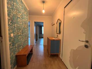 Dit ruime en lichtrijke appartement is gelegen op de eerste verdieping en biedt een aangename combinatie van comfort, ruimte en rust. Het appartement is volledig bemeubeld en beschikt over twee ruime slaapkamers, een grote leefruimte en een terras achteraan.<br /><br />Bij het binnenkomen kom je in een ruime inkomhal met ingemaakte kasten, die meteen voor heel wat praktische bergruimte zorgen. Vanuit de inkomhal kom je in de zeer ruime en lichtrijke leefruimte, waar dankzij de grote ramen veel natuurlijk licht binnenvalt. Aansluitend bevindt zich de grote, volledig uitgeruste keuken, met daarnaast een aparte bergruimte.<br /><br />Verder beschikt het appartement over twee ruime slaapkamers en een ruime badkamer met inloopdouche.<br /><br />Achteraan beschikt het appartement over een ruim en rustig gelegen terras.<br /><br />Het appartement wordt volledig bemeubeld verhuurd en beschikt bovendien over een autostaanplaats in de garage, inbegrepen in de huurprijs.<br /><br />Huurprijs: €1.450/maand<br />Gemeenschappelijke kosten: €100/maand<br /><br />Wenst u dit appartement zelf te ontdekken? Neem vandaag nog contact op voor een bezoek.<br />Meer info via valerie.vdk@imovastgoed.be of via 015/34.34.54.