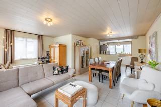 Nieuw in ons aanbod! Deze prachtige duplex is gelegen in de Petrus Van Der Jeugdlaan, een rustige en groene omgeving in Hamme. De ligging combineert de nodige rust en ruimte met een vlotte bereikbaarheid en is dan ook een absolute troef.<br /><br />De duplex beschikt op het gelijkvloers over een lichtrijke leefruimte met open keuken. Vanuit de leefruimte is er rechtstreeks toegang tot het zuidwestgerichte terras van maar liefst 30 m², ideaal om heerlijk te genieten van de buitenruimte.<br /><br />Verder vinden we op deze verdieping nog een praktische berging en een apart gastentoilet, een handige extra wanneer u bezoek over de vloer krijgt.<br /><br />Op de eerste verdieping bevindt zich een zeer logische indeling met twee ruime slaapkamers, beide voorzien van een Velux, een badkamer en opnieuw een apart toilet.<br /><br />Als absolute kers op de taart beschikt het appartement over een private garagebox van 17 m², die inbegrepen is in de prijs. Extra parkeergelegenheid en bergruimte zijn dus verzekerd.<br /><br />Kortom: een instapklare en goed ingedeelde duplex met een uitzonderlijk ruim terras én private garagebox, gelegen op een rustige en groene locatie in Hamme.<br />Wilt u deze duplex graag zelf ontdekken? Neem dan gerust contact met ons op via 054 63 80 03 of stuur een e-mail naar felix@uw-huis.be.