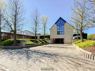 <br /><br />Veelzijdige open bebouwing met <strong>RUIME LEEF- EN WERKVOLUMES</strong>, <strong>LICHTRIJKE RUIMTES</strong> en <strong>RUSTIGE LIGGING</strong> in het landelijke Mater (Oudenaarde). Op een mooi perceel biedt deze woning de ideale combinatie van comfortabel <strong>WONEN EN PROFESSIONEEL GEBRUIK</strong>, perfect voor wie droomt van een <strong>PRAKTIJK</strong> aan huis, home-office, beautysalon, kapsalon of een <strong>VRIJ BEROEP</strong>. Via de inkomhal met trap en apart toilet bereikt u de aangename leefruimte met inbouwhaard en gezellige zithoek + eetplaats, waar het <strong>OPEN ZICHT OP DE TUIN</strong> meteen voor een gevoel van rust zorgt, met aansluitend de keuken. Op het gelijkvloers bevinden zich daarnaast de masterbedroom met dressing en eigen badkamer, terwijl de verdieping plaats biedt aan <strong>MEERDERE SLAAPKAMERS</strong>, bureel en polyvalente ruimte die u volledig naar wens kunt invullen. De praktische kelder omvat de inpandige garage, grote berging en wasplaats + huisvest de technische installaties. Buiten geniet u van een <strong>AANGENAME TUIN MET 2 ZONNIGE TERRASSEN DIE UITZICHT BIEDEN OP DE GLOOIENDE VELDEN</strong>. Ook biedt deze eigendom meer of<strong> VOLDOENDE PARKEERGELEGENHEID</strong> wat een grote meerwaarde vormt! Zelfs een dubbele inpandige carport aanwezig! Met een bruikbare vloeroppervlakte van ca. 280 m², <strong>CONFORME ELEKTRISCHE KEURING</strong>, <strong>EPC-LABEL C</strong> vormt deze eigendom een interessante opportuniteit voor wie ruimte, flexibiliteit en een groene omgeving weet te waarderen.<br /><br />Adres: Kerkgate 70 te Oudenaarde<br /><br />Geen renovatieplicht; P-score: A, G-score: A