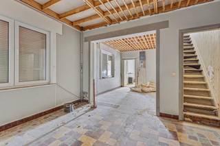 Grondig te renoveren of af te breken woning op een perceel van ruim 23,5 are. Uiterst rustig gelegen met zonnige oriëntatie en zicht op de achterliggende velden. Op 5 minuten van belangrijkste op -en afritten, vlotte verbinding naar Brussel en Leuven, met winkels, scholen, bakker, etc... in de onmiddelijke omgeving. Voor al wie wilt genieten van een groen uitzicht en rust. Ook ideaal voor het houden van dieren. Mogelijkheid tot aankoop onder het gunsttarief van 1% registratierechten!<br /><br />Er is reeds een vergunning uitgegeven voor het verbouwen en uitbreiden van deze driegevelwoning (zie 3D-beelden) naar een ruime, architecturale gezinswoning van 180m2 met 4 slaapkamers, gezellig terras en buitenstaanplaats voor 2 wagens.<br /><br />Meer informatie? Bel 0495/138.111 of mail anne-leen@immogve.be