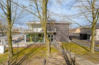 Dit recent gebouwd handelspand (2010) bestaande uit goeddraaiende frituur en twee verhuurde appartementen is gelegen aan een drukke invalsweg...