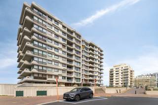 <p>Gelegen op de negende verdieping van de volledig gerenoveerde Residentie Montréal, geniet dit appartement van een uitzonderlijke ligging vlak bij het strand en de Esplanade. Ook het centrum van De Panne bevindt zich op wandelafstand.<br /><br />De zuidwestelijke oriëntatie zorgt voor een optimale zoninval vanaf de namiddag tot de avond.<br />Vanuit de leefruimte en het terras geniet u van een prachtig panoramisch uitzicht op de zee en de duinen.<br /><br />De indeling omvat een inkomhal met gastentoilet, een ruime en lichtrijke leefruimte met grote raampartijen en toegang tot het zonneterras, een open keuken, een badkamer met ligbad en lavabo en twee volwaardige slaapkamers.<br /><br /><strong>Pluspunten :</strong></p>

<ul>
	<li>Topligging aan het strand en de Esplanade</li>
	<li>Volledig gerenoveerde gevel</li>
	<li>Nieuw buitenschrijnwerk</li>
	<li>Zonnige zuidwestelijke oriëntatie</li>
	<li>Panoramisch uitzicht op zee, duinen en natuurgebied</li>
</ul>

<p><br />Mogelijkheid tot aankoop van een ondergrondse garage.<br />Vraagprijs : € 60.000</p>