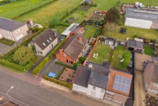 Welcome to this excellently maintained detached bungalow in green and quiet Hamme. This spacious home offers a unique combination of comfort,...