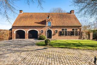 Hoeve met 4 slk, dubbele garage en zwembad op prachtige grond van 5.043m² te Lier.Algemeen:- Ruime hoeve- Prachtig perceel van 5.043 m² met zicht op...