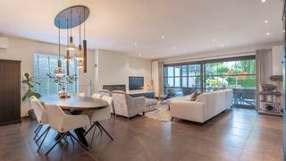 <strong>Prachtig en uiterst luxueuze villa gebouwd in 2007.</strong><br />Gelegen in een doodlopend straatje in het groene Bekkerzeel.<br /><br />Ontdek deze uitzonderlijk verzorgde en instapklare villa met vele snufjes en een hoog wooncomfort.<br /><br /><span>De voorbije jaren werd de woning met zorg en oog voor kwaliteit vernieuwd, met onder meer een stijlvolle keuken, energiezuinige airco-installaties, op maat gemaakte kasten, zonnepanelen en meer.<br /></span><br /><span>De elegante inkomhal met glazen deur en afzonderlijk toilet leidt naar de lichtrijke leefruimte of naar de inpandige garage, waar een handige vestiaire, extra opbergkasten en een volledig ingerichte wasruimte zorgen voor optimaal comfort.</span><br /><br /><span>De royale leefruimte (ca. 62 m²) straalt warmte en comfort uit dankzij de sfeervolle inbouwgashaard met stijlvolle maatkasten en biedt alle ruimte voor een ruim salon, een eetplaats en zelfs een aparte praktische bureauhoek. Vanuit de leefruimte heeft u toegang tot het prachtige, overdekte en afsluitbare terras, evenals tot de half-open, volledig uitgeruste keuken met een aangename ontbijt- of eethoek<br /><br />Deze stijlvolle en ruime keuken straalt klasse uit en werd met oog voor detail en kwaliteit ingericht. De hoogwaardige AEG-apparatuur omvat onder meer een stoomoven, combi-oven, ingebouwde koffiemachine, wijnkoeler, warmhoudlade, vaatwasser, ruime koelkast en diepvriezer — alles voor een culinaire beleving op topniveau!<br /><br />Zowel vanuit de leefruimte, het overdekt terras en de leefkeuken is de aangelegde tuin met lounge en tuinhuis te bewonderen.<br /><br />Op de eerste verdieping leidt de ruime hal naar een luxueuze masterbedroom met ingebouwde dressing en handige linnenkoker naar de wasruimte, een apart toilet, een ruime badkamer met ligbad, dubbele wastafel en inloopdouche, een tweede zéér ruime slaapkamer met eigen douchekamer en een derde slaapkamer.<br /><br />Deze verdieping beschikt ook over een praktische bergruimte met vaste trap naar de zolderverdieping, waar een ruime vierde slaapkamer kan worden ingericht, naast een volledig uitgeruste technische ruimte met Viessmann CV-ketel en waterbuffer<br /><br />Dankzij haar degelijke bouw in 2007 en gunstige aanpassingen sindsdien is deze eigendom volledig instapklaar.<br /><br />We ontvangen u graag voor een bezoek ter plaatse na afspraak via aurelie.defloo@living-stone.be en/of 02 466 05 75.<br /><br />EPC 98 kWh/m² jaar<br />Klasse A</span>