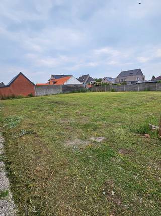 2 zeer mooi gelegen bouwgronden, half open bebouwing. Vraagprijs is 183000 euro per perceel.Straatbreedte 14,5 meter.In zeer rustige doodlopende...