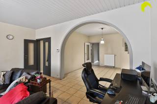 Op een gunstige en centrale locatie te Mortsel, vinden we dit instapklare appartement met 1 slaapkamer in een kleinschalig gebouw met...