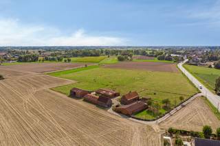 Authentieke hoeve met bijgebouwen in Baliebrugge op een oppervlakte van<strong> 7937 m².</strong> Rust , privacy, een oase van groen en prachtige vergezichten op de omringende weilanden zijn hier de absolute troeven. U heeft het landelijke woonhuis die bestaat uit inkomhal, ingerichte keuken, aangename leefruimte, <strong>2 slaapkamers op het gelijkvloers,</strong> <strong>CHARMANTE voutekamer</strong>, kelder onder de voutekamer, badkamer met douche, apart toilet en wastafel in meubel en een aparte wasplaats/berging, nog een in te richten zolder te bereiken via vaste trap waar nog extra slaapkamers kunnen bijgemaakt worden. Er is ook <strong>een dubbele garage aanwezig</strong>. Achterliggende stallen en opslagruimtes aanwezig met een omvang van +/- 600 m² . Talloze mogelijkheden zijn hier aanwezig. Dieren of Paardenliefhebber/ Zelfstandige die veel opslagruimte kan gebruiken? Boorputwater & Regenwater voorzien! UNIEK AANBOD! Nabij de autosnelweg en goede verbinding met alle voorzieningen. <strong>Goedgekeurde functiewijziging van landbouwerswoning naar residentiële woning.</strong><br /><br /><u><strong>Indeling woonhuis:</strong></u>
<ul>
<li>Inkomhal met vestiairekast;</li>
<li>Aangename en zonnige leefruimte;</li>
<li>Ingerichte keuken aanpalende aan de leefruimte;</li>
<li>Kelder onder de voutekamer;</li>
<li>2 slaapkamers op het gelijkvloers;</li>
<li>Charmante voutekamer die kan dienen als slaapkamer/bureau;</li>
<li>Badkamer met douche & wastafel & toilet;</li>
<li>Opslagruimte/Wasplaats;</li>
<li>Dubbele Garage;</li>
</ul>
Bijgebouwen van +/- 600 m²;<br />Perceel van 7937 m²;<br /><br /><u><strong>Eerste verdieping:</strong></u>
<ul>
<li>Zolderruimte te bereiken via vaste trap waar slaapkamers kunnen bijgemaakt worden;</li>
</ul>
<u><strong>Troeven:</strong></u>
<ul>
<li>Toplocatie;</li>
<li>Rust, stilte en authenticiteit;</li>
<li>Boorputwater & Regenwater voorzien;</li>
<li>Uniek aanbod;</li>
<li>Elektrische rolluiken;</li>
<li>Veel mogelijkheden.</li>
</ul>
Graag een afspraak of vragen over deze charmante hoeve? Contacteer ons via:<strong> oostkamp@caenen.be</strong>