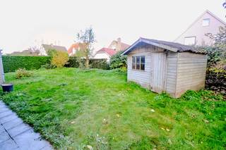 Volledig instapklare, alleenstaande villa met 4 ruime slaapkamers in een zijstraat van de Kragendijk.Gelijkvloers: inkomhall met aparte WC en...