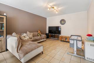 <p>Te koop: verzorgd appartement in de Schoolstraat, vlakbij het centrum van Temse.</p>
<p>Dit appartement, gebouwd in 1997, ligt op een toplocatie op wandelafstand van winkels, scholen en openbaar vervoer. Dankzij de centrale ligging geniet u van een vlotte bereikbaarheid naar invalswegen en het treinstation. De indeling is praktisch en biedt twee ruime slaapkamers, ideaal voor koppels, kleine gezinnen of wie extra ruimte zoekt.</p>
<p>Belangrijkste ruimtes:<br />• Ruime living (29 m²) met veel lichtinval<br />• Volledig ingebouwde keuken (10 m²)<br />• Slaapkamer (13 m²)<br />• Slaapkamer (10 m²)<br />• Badkamer (3 m²) met inloopdouche<br />• Berging (2 m²) met technische voorzieningen<br />• Hal (7 m²)<br />• Apart toilet (2 m²)</p>
<p>Troeven:<br />• Vlakbij het centrum van Temse<br />• 2 ruime slaapkamers<br />• Vlotte bereikbaarheid</p>
<p>Neem vandaag nog contact op met uw ERA-makelaar voor een bezoek.</p>
<p>JOUW DROOMAPPARTEMENT. ZO GEVONDEN!</p>