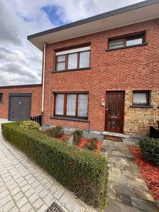 Deze fantastisch goed onderhouden woning heeft alles wat een gezinswoning nodig heeft! Charmante voor- en achtertuin! Gelegen in een rustige...