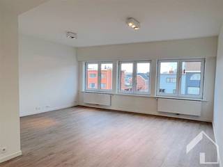 <p><span>Magnifique appartement en duplex (sans ascenseur), situé dans un petit immeuble au centre de Schoten ! </span></p><p><span>On accède à l'appartement par un petit hall d'entrée qui, via l'escalier, mène au couloir du 1er étage où se trouvent des toilettes séparées pour les invités. Le salon lumineux offre suffisamment d'espace pour aménager un salon et une salle à manger. La cuisine séparée est équipée de tout le confort nécessaire : plaque vitrocéramique, hotte aspirante, évier simple, lave-vaisselle, four, réfrigérateur et congélateur. La cuisine donne accès à la terrasse orientée sud. La salle de bains est équipée d’une baignoire, d’une douche et d’un double lavabo avec meuble sous-vasque. Un débarras séparé est disponible, avec des branchements pour lave-linge et sèche-linge. Le premier étage dispose également d’une chambre, qui peut éventuellement servir de bureau. L'escalier mène au 2e étage, où se trouvent deux chambres très spacieuses, chacune dotée de son propre lavabo avec meuble sous-vasque. Des toilettes séparées font également partie du 2e étage. Pas de charges communes supplémentaires ! Toutes les installations sont individuelles. </span></p>