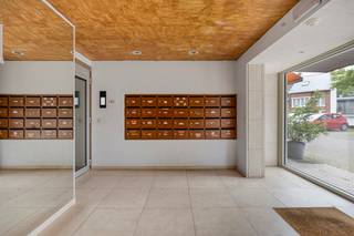 <h3><b>Wonen met een Wauw-effect: Lichtrijk Appartement met Zicht op de Kerktoren in Asse</b></h3>
<p>Bent u op zoek naar een plek waar stedelijk comfort en rustgevende vergezichten elkaar ontmoeten? Dit schitterende appartement, gelegen aan de <b>Mollestraat 8 (bus 34)</b> in het hart van Asse, biedt een woonervaring die u zelden tegenkomt. Met een perfecte balans tussen een centrale ligging en een ongehinderd uitzicht, is dit de ideale uitvalsbasis voor wie houdt van kwaliteit.</p>
<p><b>Een panoramische toplocatie</b> De ligging van dit appartement is zonder meer uitzonderlijk te noemen. Gelegen op een steenworp van het bruisende centrum van Asse, heeft u alle faciliteiten — van bakkers en supermarkten tot gezellige eetgelegenheden en het treinstation — binnen handbereik. Toch is het vooral de visuele rust die dit appartement uniek maakt. Vanuit de leefruimte geniet u namelijk van een <b>volledig vrij en adembenemend zicht op de iconische kerktoren</b>. Dit panoramische schilderij verandert met de seizoenen mee en zorgt voor een uniek gevoel van ruimte, midden in de stad.</p>
<p><b>Licht, ruimte en energiezuinigheid</b> Met een netto oppervlakte van <b>75 m²</b> is het appartement uiterst efficiënt en ruimtelijk ingedeeld. De leefruimte vormt het hart van de woning; door de grote raampartijen baadt de kamer in het natuurlijke daglicht, wat de open sfeer extra benadrukt. Het appartement beschikt over <b>twee volwaardige slaapkamers</b>, waardoor het zowel geschikt is voor starters, kleine gezinnen als mensen die een extra bureau- of hobbyruimte wensen.</p>
<p>Een andere grote troef is de buitenruimte. Dankzij de aanwezigheid van maar liefst <b>twee terrassen</b> kunt u op elk moment van de dag van de buitenlucht genieten. Of u nu kiest voor een kop koffie in de ochtendzon of een glas wijn bij zonsondergang, er is altijd een plekje dat bij uw ritme past. Bovendien hoeft u zich over uw energiefactuur geen zorgen te maken: met een gunstig <b>EPC-label B</b> voldoet dit appartement aan de moderne energetische normen, wat zorgt voor een laag verbruik en een hoog wooncomfort.</p>
<p><b>Een buitenkans in Asse</b> Dit appartement is veel meer dan alleen een opeenvolging van kamers; het is een plek waar u thuiskomt met een uitzicht dat elke dag opnieuw inspireert. Of u nu op zoek bent naar een eigen stek op een centrale as of een waardevaste investering in de rand rond Brussel, de Mollestraat 8 biedt u de zekerheid van een toplocatie gecombineerd met een uitstekende bouwkwaliteit.</p>
<hr />
<h3><b>Interesse in dit unieke appartement?</b></h3>
<p>Laat deze kans om te wonen met een uitzicht over Asse niet aan u voorbijgaan.</p>
<p><b>Contacteer Nils vandaag nog via 0497 248 251 of per e-mail op Dilbeek@weinvest.be voor meer informatie of een bezoek ter plaatse.<br /><br />Stedenbouwkundige inlichtingen in aanvraag.</b></p>