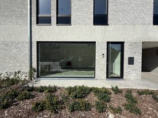 Dit energiezuinige, moderne nieuwbouwproject omvat 14 lichtrijke & ruime doorloopappartementen met elk een eigen zonneterras/tuin en 1, 2 of 3 slaapkamers.<br />De oppervlaktes v/d appartementen variëren tussen 70m² en 97m².<br />Op het gelijkvloers bevindt zich ook een handelsruimte met maximale visibiliteit (= grote etalage).<br />Achterliggend bevinden zich 20 parkeerplaatsen.<br />Dit woonproject bevindt zich op een <strong>TOPLOCATIE te St-Andries</strong>, nl. op wandelafstand van alle faciliteiten (o.a. winkels, openbaar vervoer, invalswegen, scholen, Brugge centrum, Tilleghem bos, Koude Keuken...).<br /><br /><strong>*HANDELSGELIJKVLOERS*</strong> met uitstekende visibiliteit langs commerciële invalsweg!<br />Oppervlakte: 40m<sup>2</sup>.<br />Handelsruimte (ideaal voor winkel, bureau, vrij beroep) met eigen ingang, berging en toilet.<br />Het appartement kan afgewerkt worden naar uw smaak! <br /><br />Aan de achterzijde van het gebouw bevinden zich 20 staanplaatsen.<br />Elk appartement dient een staanplaats aan te kopen.<br />Tevens is er ook een fietsenstalling achteraan het gebouw.<br />Daarnaast kan er ook een kelderberging aangekocht worden.<br /><br />De appartementen worden uiterst energiezuinig gebouwd (E-peil 30) en voorzien van o.a.: superisolerend dubbel glas, zonnepanelen, warmtepomp, vloerverwarming, ventilatiesysteem,...<br />Er zijn ook 2 liften voorzien in het gebouw.<br /> <br />Kortom: trendy en kwalitatieve appartementen, afgewerkt op uw maat, waar u zorgeloos kan genieten! <br /><br />Prijs handelsgelijkvloers: 200.000 EUR (excl. kosten).<br />Prijs staanplaats: 20.000 EUR (excl. kosten)<br />Prijs kelderberging: 5.000 EUR (excl. kosten)<br />Verkoop onder BTW-stelsel.<br />! Mogelijkheid tot 6% btw indien voldaan wordt aan de voorwaarden !
