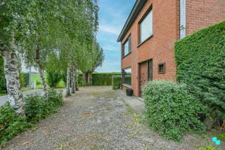 Rustig gelegen, te renoveren halfopen bebouwing met een bewoonbare oppervlakte van 132 m² (volgens EPC-attest) gelegen op een perceel van 577 m². Deze eengezinswoning met drie slaapkamers geniet van een rustige, groene ligging op de wijk De Mol en beschikt tegelijkertijd over een uitstekende bereikbaarheid dankzij de onmiddellijke nabijheid van de Rijksweg (N36) alsook het op- en afrittencomplex E403 (Roeselare-Rumbeke). Indeling: uitnodigende inkomhal, apart gastentoilet, leefruimte met zicht en toegang naar de tuin, keuken, kleine berging en extra bergruimte/wasplaats (vroeger een inpandige garage). Op de eerste verdieping bevindt zich de nachthal, badkamer en drie slaapkamers. De zolder is te bereiken via een trapluik in de nachthal. Verder beschikt deze woning over een tuin (N), terras, garage en oprit voor meerdere wagens. Houtkachel | Hoofdzakelijk dubbele beglazing (HR)(PVC en hout) | Rolluiken (elektrisch bedienbaar op gelijkvloers) | Renovatieverplichting van toepassing | Stedenbouw in aanvraag | Justine organiseert voor deze woning de bezoeken, mits het maken van een afspraak. www.bordes.be - <strong>Elk prijsvoorstel hoger dan deze startprijs zal worden voorgelegd aan de verkoper(s) die dit al dan niet kan/kunnen aanvaarden.</strong>