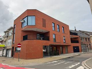 Deze 2 laatste nieuwbouwappartementen zijn voorzien van alle modern comfort, energie neutraal en knappe architectuur. De oppervlaktes van de appartementen liggen tussen de 100 en 111m2 en zijn telkens voorzien van 2 slaapkamers, een overdekt zonneterras en een praktische berging. extra's: ruime fietsenstalling en vuilnisberging voorzien, alles volledig geschilderd+verlichting, inclusief privatieve zonnepanelen, warmtepomp, lage gemeenschappelijke kosten (geen lift). Dit project valt onder 6% BTW (mits voorwaarden).