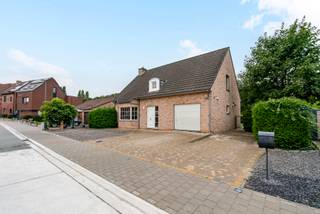 <p><em>Découvrez cette villa intemporelle et élégante offrant 150 m² de surface habitable, sur un terrain orienté ouest de 10 ares. Idéalement située juste à l'extérieur du centre-ville de Tirlemont, cette propriété combine confort, efficacité énergétique et tranquillité.</em></p>
<p>Le rez-de-chaussée comprend un vaste hall d'entrée, un séjour lumineux avec salle à manger, ainsi qu'une cuisine moderne avec accès direct au jardin ensoleillé.</p>
<p>À l'étage, vous trouverez trois chambres, dont une avec dressing, et une salle de bains bien équipée avec baignoire et douche. Des espaces de rangement supplémentaires sont disponibles dans le grenier.</p>
<p>Stationnement possible à l'extérieur et dans le garage intégré. Grâce aux panneaux solaires et à la climatisation, cette maison est particulièrement économe en énergie.</p>
<p></p>