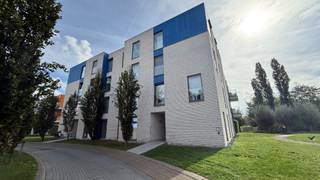 Op een toplocatie in het centrum van Deinze bevindt zich dit verzorgde en instapklare appartement met twee slaapkamers. Hier geniet u van het beste van twee werelden: alle winkels, horeca en voorzieningen op wandelafstand, gecombineerd met een rustgevend uitzicht op de Leie.<br /><br />Via de inkomhal met praktische ingebouwde vestiairekast komt u terecht in de lichtrijke leefruimte. Dankzij de grote raampartijen baadt deze ruimte in natuurlijk licht en geniet u dagelijks van een prachtig zicht op het water. De open, volledig uitgeruste keuken sluit naadloos aan op de leefruimte en biedt alle comfort voor het dagelijks wonen.<br /><br />Vanuit de woonkamer heeft u toegang tot het ruime terras met zonneluifel, waar u in alle rust kunt ontspannen en genieten van het mooie Leiezicht en de groene omgeving.<br /><br />Het appartement beschikt verder over twee volwaardige slaapkamers, een badkamer en een apart toilet. Voor extra wooncomfort zijn een zonnewering, lamellen en een waterontharder aanwezig.<br /><br />Ook op praktisch vlak heeft deze woonst heel wat troeven. Zo beschikt u over een private kelderberging en een ondergrondse autostaanplaats.<br /><br />Maandelijkse huurprijs te vermeerderen met 65EUR provisie voor gemeenschappelijke kosten.<br /><br />Bent u op zoek naar een comfortabel appartement op een uitstekende ligging, met een ruim terras en een uniek zicht op de Leie? Dan is dit appartement absoluut een bezoek waard.<br /><br /><strong>Bezoeken?</strong><br />U kunt dit eenvoudig zelf inplannen via de afsprakenlink op onze website voor het bezoekmoment van dinsdag 27 oktober.
