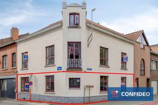 Op een topligging, op wandelafstand van het bruisende stadscentrum en alle dagelijkse voorzieningen, vindt u dit verzorgd gelijkvloers appartement, dat in 1992 werd gerenoveerd. Dankzij de ligging in een kleinschalige residentie geniet u van lage gemeenschappelijke kosten. Een uiterst interessante opportuniteit, zowel voor eigen bewoning als voor investeerders. Het is namelijk mogelijk om het volledige gebouw, bestaande uit drie appartementen, aan te kopen. <br /><br />De indeling is praktisch en aangenaam: via de inkomhal met handige vestiairehoek en afzonderlijk gastentoilet bereikt u de keuken met aansluitend de leefruimte. Verder beschikt het appartement over twee volwaardige slaapkamers, een badkamer en een gezellige koer waar u in alle rust kan genieten.<br /><br />Als extra troef is er nog een ruime kelderberging aanwezig, ideaal voor het wegbergen van fietsen of seizoensgebonden spullen.<br /><br />Dit appartement combineert een centrale ligging met comfort en een slimme indeling – een absolute aanrader voor wie zoekt naar een zorgeloze woonst of een solide investering.