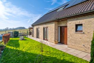 TE KOOP GERAARDSBERGEN<br />Ontdek deze unieke woning in een rustige, residentiële wijk op het einde van een doodlopende straat, waar privacy en rust centraal staan. <br />Op het gelijkvloers vindt u een inkomhal met gastentoilet, een royale en lichtrijke leefruimte met houtkachel en een open keuken. De aangrenzende berging/wasplaats biedt extra opbergruimte. De sfeervolle veranda is een ideale plek is om van het panoramische uitzicht te genieten. Verder beschikt de woning over een multifunctionele ruimte die kan dienen als kantoor, hobbyruimte of slaapkamer en een badkamer (douche in ligbad en lavabo).<br />Op de eerste verdieping treft u een ruime overloop, twee slaapkamers en een badkamer (douche, lavabo en toilet). De drie handige zolders onder het schuine dak bieden talloze mogelijkheden voor extra opslag. De onderhoudsvriendelijke tuin is een absolute troef, met een adembenemend, open uitzicht op het omliggende landelijke landschap. De woning biedt bovendien ruime parkeermogelijkheden dankzij de garage en de grote oprit.<br />EXTRA TROEF: Met een relatief kleine investering, zoals het plaatsen van drie extra zonnepanelen, kan de energieprestatie aanzienlijk worden verbeterd tot label D = geen renovatieplicht.<br />Deze woning is de perfecte keuze voor wie op zoek is naar ultiem comfort, een ruime leefomgeving en totale rust, terwijl alle voorzieningen op slechts enkele minuten afstand liggen.<br />Aarzel niet en maak snel een afspraak om een bezoek in te plannen! Contacteer Emilie: 0472/59.05.39. – emilie@cornelis-partners.be