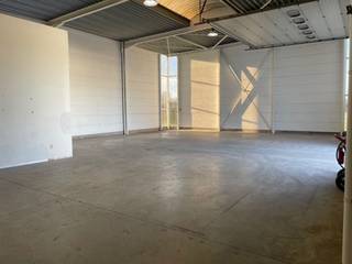 Goed gelegen bedrijfsgebouw te Beringen (Koersel), in de nabijheid van de E313. Dit gebouw heeft een oppervlakte van 905m² en bestaat uit een hal...