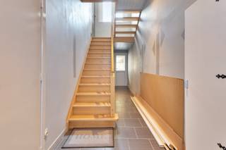 Deze instapklare woning ligt prachtig aan de vaart tussen Oostende en Bredene, waar u dagelijks geniet van een fenomenaal open zicht over het water. Beide centra én het binnenland bereikt u vlot via de nabije verbindingswegen.<br /><br />Bij aankomst valt meteen de praktische garage op, evenals de prachtige tuin waar u in alle rust kunt genieten van het buitenleven.<br /><br />De leefruimte bevindt zich op de eerste verdieping en vormt het hart van de woning. Hier wordt u verwelkomd door een lichtrijke woonkamer met een fenomenaal, open zicht over de vaart, een uitzicht dat nooit verveelt. De gezellige pelletkachel zorgt voor extra warmte en sfeer. Aansluitend vindt u de eetruimte en een recent vernieuwde, uitgebouwde keuken, uitgerust met kwalitatieve toestellen van AEG, perfect voor wie graag kookt en gasten ontvangt.<br /><br />Op het gelijkvloers bevinden zich twee comfortabele slaapkamers. De volledig ingerichte zolderverdieping doet dienst als een ruime derde slaapkamer en biedt tal van mogelijkheden.<br /><br />Rust, ruimte en dat unieke waterzicht, deze woning heeft het allemaal.