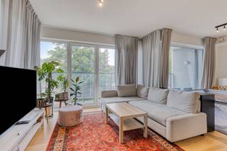 <p><span>APP. MET 2 SLKS, AUTOSTAANPLAATS + KELDERBERGING</span></p><p><span> </span></p><p><span>Residentie Allée Verte is gelegen in de Hélihavenlaan ter hoogte van huisnummer 50. Wij bevinden ons op wandelafstand van het station (Brussel-Noord), verschillende parken, lokale handelaars, supermarkten, scholen, ... Bijkomend verplaatsen wij ons vlot naar het bruisende stadscentrum van Brussel.  </span></p><p><span> </span></p><p><span>Toegekomen aan residentie nemen wij de lift naar de derde verdieping. Wij betreden het appartement via de inkomhal met aanwezigheid van een vestiaire. Naast de inkomhal is de leefruimte terug te vinden. Deze bestaat uit een zithoek, een eethoek en een volledig uitgeruste keuken. De keuken is voorzien van de nodige keukentoestellen. Met dank aan de grote raampartijen en de aanwezigheid van een terras kan men hier genieten van een aangename lichtinval. Grenzend aan de keuken is er een berging/wasplaats terug te vinden. Wij verplaatsen ons opnieuw naar de inkomhal die ons toegang geeft tot het gastentoilet met aanwezigheid van een douche en twee slaapkamers. De master bedroom met ensuite badkamer (tweede douche + tweede toilet).  </span></p><p><span> </span></p><p><span>Troeven: </span></p><p><span>- Centrale ligging</span></p><p><span>- Energiezuinig appartement (label B) </span></p><p><span>- Comfortabel appartement met aangenaam terras</span></p><p><span>- Mogelijkheid tot het huren van een autostaanplaats + privatieve kelderberging (huurprijs: 120,00 euro/maand)</span></p><p><span> </span></p><p><span>Kort samengevat: </span></p><p><span>- Huurprijs: 1.325,00 euro/maand</span></p><p><span>- Huur parking + kelderberging: 120,00 euro/maand</span></p><p><span>- Algemene onkosten incl. voorschot verwarming/warm water: 200,00 euro/maand</span></p><p><span>- Deelname plaatsbeschrijving: 200,00 euro (eenmalig) </span></p><p><span>- Huurwaarborg: 2.650,00 euro (eenmalig, te betalen voor aanvang van de huurovereenkomst)</span></p><p><span> </span></p><p><span>Net als ons overtuigd van de troeven van dit centraal gelegen appartement? </span><span>Neem gerust contact op met één van onze medewerkers via 033 695 695 of info@pillar.estate. </span></p><p><span> </span></p><p><span>*Deze gegevens zijn louter ter informatieve titel. De vermelde oppervlaktes zijn slechts indicatie. Pillar kan niet verantwoordelijk gesteld worden voor de juistheid van de aan haar verstrekte gegevens. </span></p><p><span> </span></p>