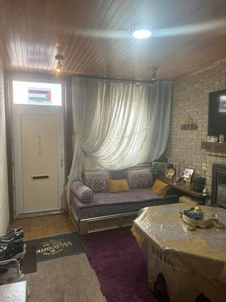 OP TE FRISSEN AUTHENTIEKE BURGERWONING IN RUSTIGE ZIJSTRAAT VAN HET HANDELSCENTRUM GERAARDSBERGEN. In een aangenaam steegje dat toegang biedt tot de markt vind je deze statige burgerwoning. Deels verbeterd in 2020 maar nog verder op te frissen. Hoog gebouw met authentieke voorgevel en gemetst over 4 bouwlagen + kelder. Gelijkvloers met zithoek en daarachter de leefkeuken, zijdelings toilet en sanitaire voorziening. Eerste verdieping met hoofdslaapkamer en ruiime badkamer met douche en wc. Tweede verdieping met 2 slaapkamers. Derde verdieping is een ingerichte zolderstudio (2020). Ideale starterswoning voor de stadsliefhebber in een aangenaam stadsgedeelte vlakbij scholen, handel en recreatie waaronder de kronkelende Dender met haar aangename wandel-en fietspad. Bel voor uw individueel bezoek met vastgoedmakelaar Cedric via telefoon naar de vastgoedbedienden op kantoor Geraardsbergen 054412500. Na opfrissing maak je van deze woning een hippe en authentieke burgerwoning in de stad.