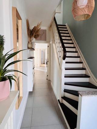 Bent u op zoek naar een kwalitatief gerenoveerde woning in het gezellige Ekeren? Deze energiezuinige thuis met 5 slaapkamers en 2 badkamers biedt de perfecte balans tussen ruimte en comfort. Met een Mobiscore van 8,9 bevinden scholen, winkels en recreatie zich op wandelafstand. Met de fiets, bus, tram of zelfs met de trein geraakt u gemakkelijk in het centrum van Antwerpen.<br /><br />KIJKWEEKEND <br />Bezoek ons op zaterdag 23 mei of zondag 24 mei (uitsluitend op afspraak). Reserveer nu uw persoonlijk tijdslot! - 0493/333.020<br /><br />Belangrijkste troeven:<br />•Energiezuinig (EPC B): Gunstig label - Belangrijk om te weten: dit certificaat werd opgemaakt vóór de meest recente energetische renovaties (zoals de volledige isolatie en afwerking van de zolder in 2023 en de hoogwaardige isolatie (10 cm) van de achtergevel met een strakke afwerking in crepi in 2020). Geen renovatieverplichting, maar onmiddellijk laag verbruik!<br />•Nieuwe zolderverdieping (2023): met 2 slaapkamers, authentieke balken, een moderne tweede badkamer en daarboven een extra bergzolder.<br />•Ruimte &amp; Licht: 178 m² bewoonbare oppervlakte met een lichte leefruimte op parket, open keuken en een zonnige wasplaats/berging.<br />•Buitenruimte: Gezellige, zuidgerichte tuin met groot terras op een perceel van 235 m² inclusief handig tuinhuis. <br />•Overal rolluiken voorzien<br /><br />Indeling:<br />•Gelijkvloers: Inkomhal, open keuken, sfeervolle leefruimte, toilet, toegang tot de droge kelder en een ruime berging. Buiten een terras, tuinhuis en een ruime tuin.<br />•1ste verdieping: 3 slaapkamers (16m², 16m² en 6m²) en een badkamer met douche, wastafelmeubel en toilet.<br />•2de verdieping (2023): 2 ruime slaapkamers en een tweede badkamer met ligbad.<br />•3de verdieping (2023): bergzolder te bereiken met vlizotrap.<br /><br />GEEN IMMO AUB!<br />