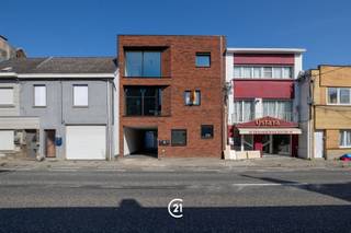 <p>Ontdek dit instapklare nieuwbouwappartement uit 2020, gelegen op de eerste verdieping. Dankzij de moderne afwerking, de lichtrijke leefruimte en het zonnige terras biedt dit appartement alle comfort voor wie op zoek is naar een eigentijdse woonst.</p><p>Troeven:</p><p>* Nieuwbouwappartement (2020) verkoop onder registratierechten 2% onder vw<br />* EPC-label B<br />* Ruime, lichtrijke leefruimte<br />* Open, volledig uitgeruste keuken met keukeneiland<br />* Terras met aangename avondzon<br />* 2 volwaardige slaapkamers<br />* Moderne badkamer met inloopdouche<br />* Apart toilet<br />* Praktische bergruimte met sanitaire aansluitingen voor toestellen<br />* 200m wandelen naar het station van Haaltert<br />* Gemeenschappelijke fietsenberging<br />* Private autostaanplaats achteraan het gebouw (verplicht aan te kopen voor € 10.000)</p><p>Neem vrijblijvend contact op voor een afspraak!</p>