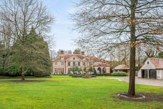 Villa exclusive sur un terrain d'environ 5 000 m², située dans un environnement résidentiel et boisé à Pelt (Grote Heide). Au rez-de-chaussée,...