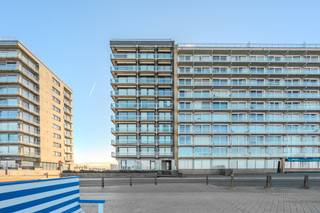 This spacious corner apartment is located on the 4th floor of the “Twins” residence, Zeedijk 282 in Middelkerke, and offers a phenomenal view of the sea! Thanks to the many windows, the apartment enjoys a lot of light, and a corner terrace with a view of the Warande Dunes! As an extra asset, there is the possibility to rent an outdoor parking space at the residence, at € 100.00/ per month!Layout: - entrance hall with built-in cupboards- guest toilet- bright living space with open kitchen - pleasant corner terrace with sea view and a view of the dunes- bedroom 1 - bedroom 2 - bathroom Advantages: - frontal sea view- corner apartment - bright living space- view of the hinterland and dunes - possibility to rent a parking spaceGeneral expenses: €40.00/month + €25.00/month water commission.Available from 01/06. Are you interested in this property for rent in Middelkerke? Go to the website www.dewaele.com, click on the property you want to rent. Via the red button “request your visit”, we ask you to fill out a profile briefly. After that, we will contact you for a visit. Appointments cannot be made by phone.