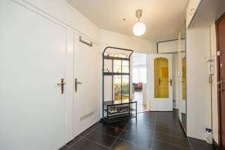 Ontdek dit rustig gelegen, volledig gerenoveerd en energiezuinig appartement (EPC B) op de tweede verdieping van een kleinschalig gebouw zonder...