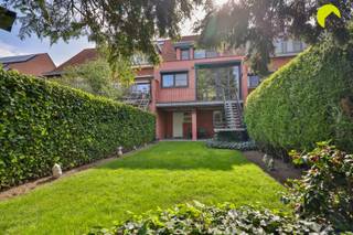 This charming sixties bel-étage house by architect Louis Bos with green garden and garage is located in a very quiet and child-friendly...