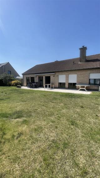 <p><span> Bungalow te koop te Uitkerke</span></p><p><span> komt tot rust in deze prachtige tuin,Bungalow met dubbele garage 2 slaapkamers living met houtkachel keuken, badkamer en ruime zolder voor verschillende doeleinden.</span></p><p><span> meer info Bel 050/41.55.50</span></p>
